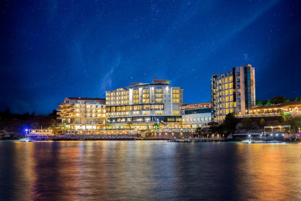 CHARISMA DELUXE HOTEL